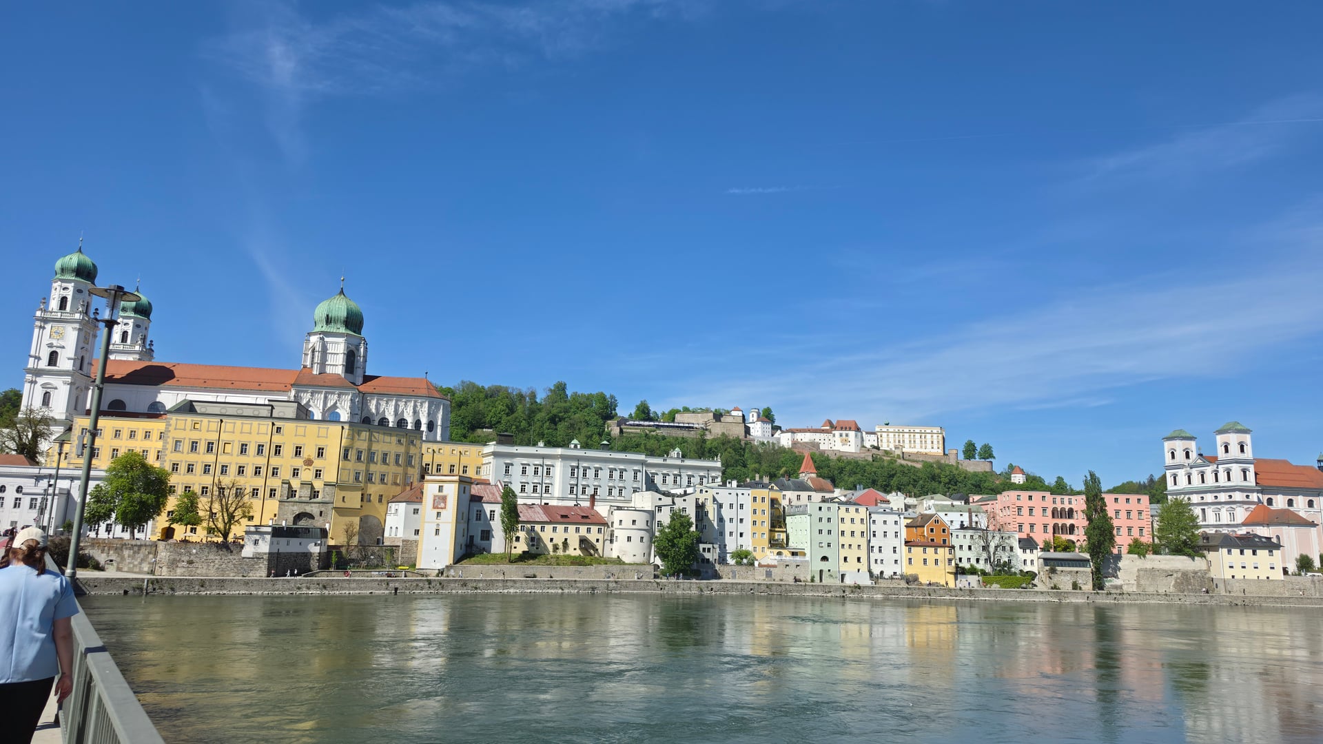Wunderschoenes Bild vom Passauer Dom mit Altstatt von der Innseite